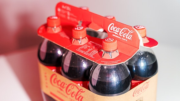 Coca-Cola HBC opta por cartón en vez de plástico